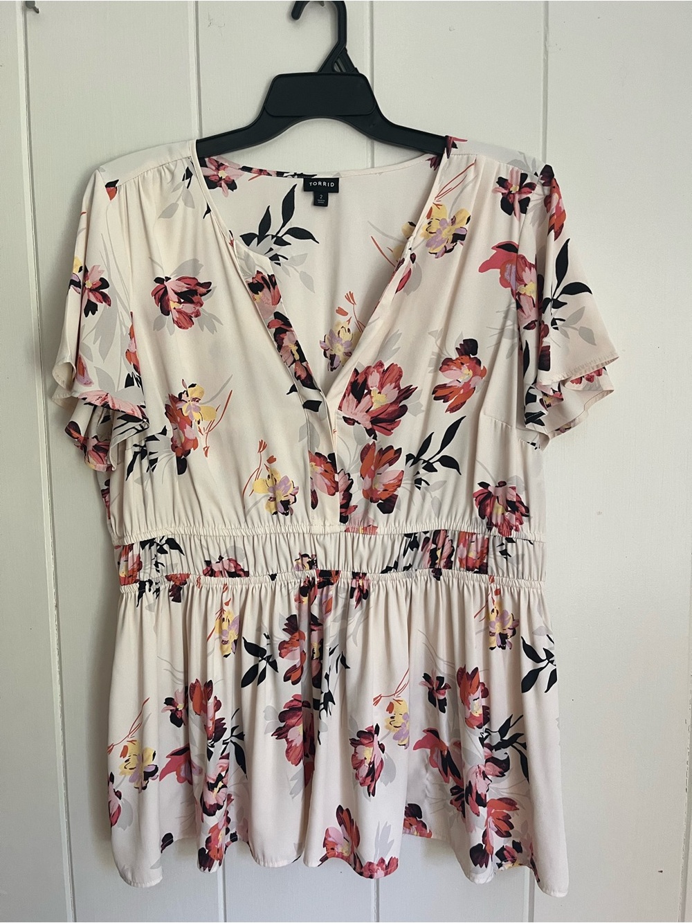 Torrid Cream Floral Peplum Blouse Flutter Sleeve, Size 2/2x